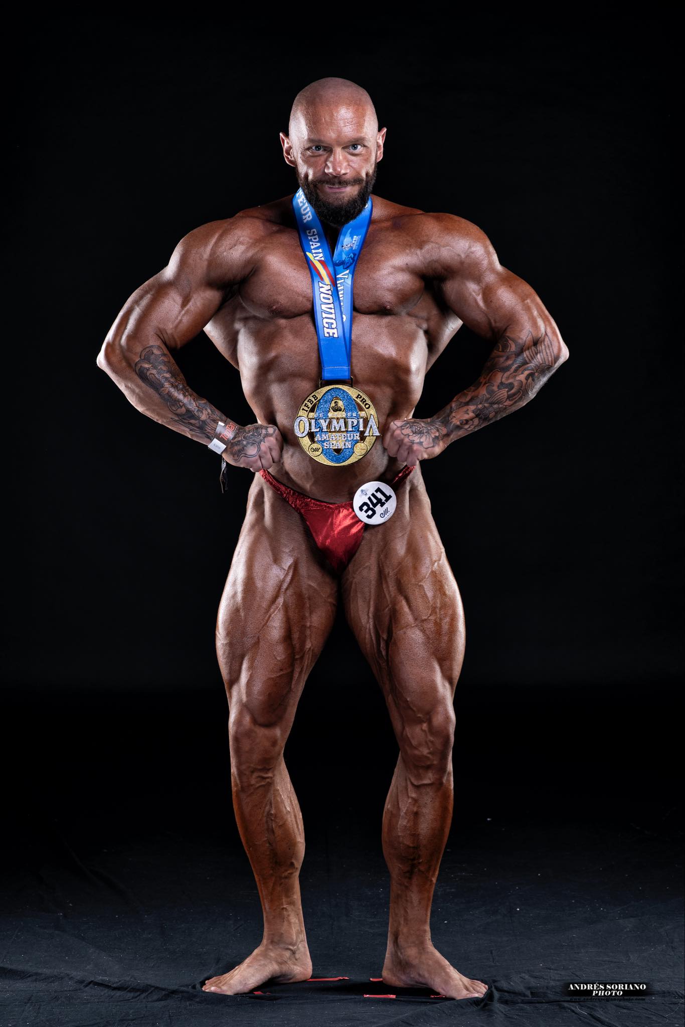 Łukasz Mizera z medalem, Mr Olympia Amateur 2024, Alicante